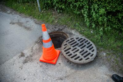 Weinstadt-Endersbach: Hund verschwindet im Wasserrohr - Feuerwehr sucht